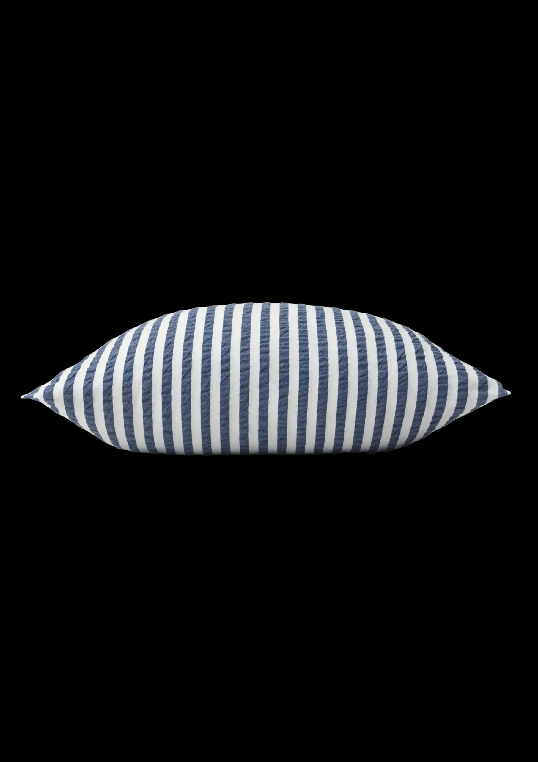 JUNA Bæk&Bølge Lines Pudebetræk 63x60 cm mørk blå/hvid