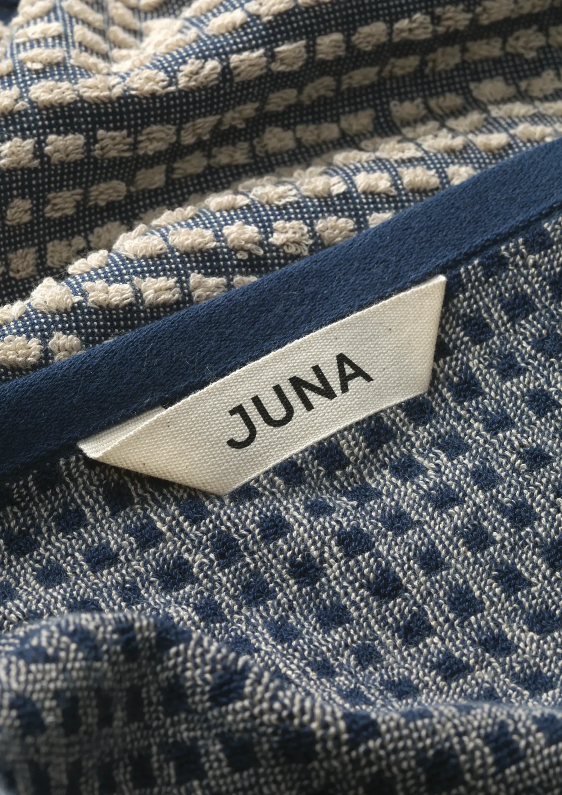 JUNA Check Håndklæde 50x100 cm mørk blå/sand | Køb her