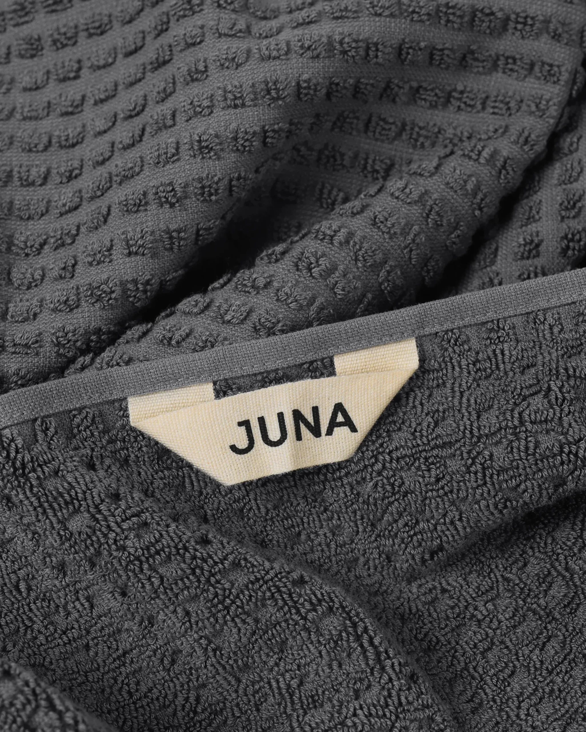 JUNA Håndklæde 70x140 cm i grå fra serien Check | Køb her