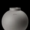 Kähler Vase H20 cm i grå fra serien Globo | Køb her