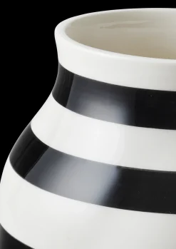 Kähler Vase H20 cm i sort fra serien Omaggio | Køb her