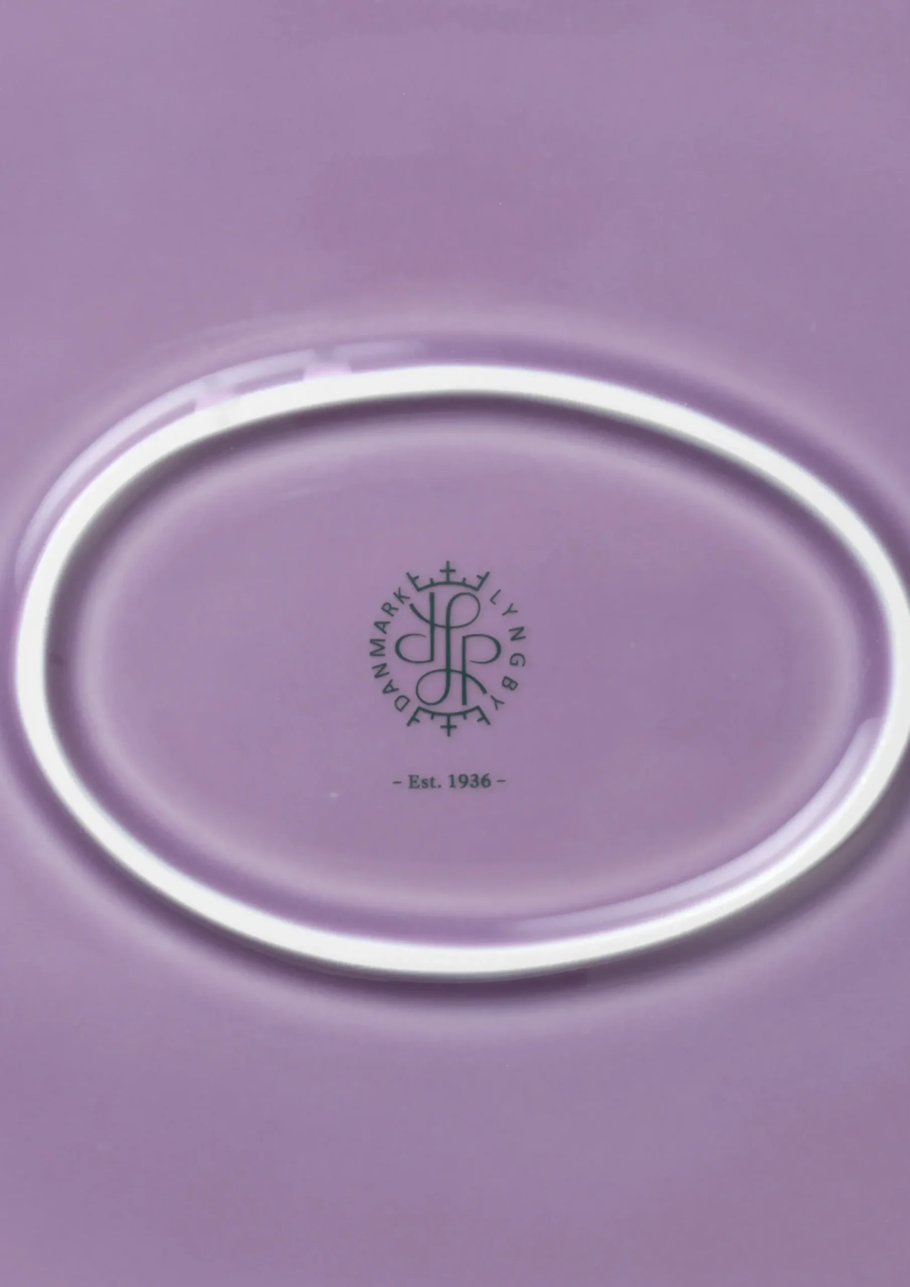 Lyngby Porcelæn Rhombe Color Ovalt serveringsfad lys lilla